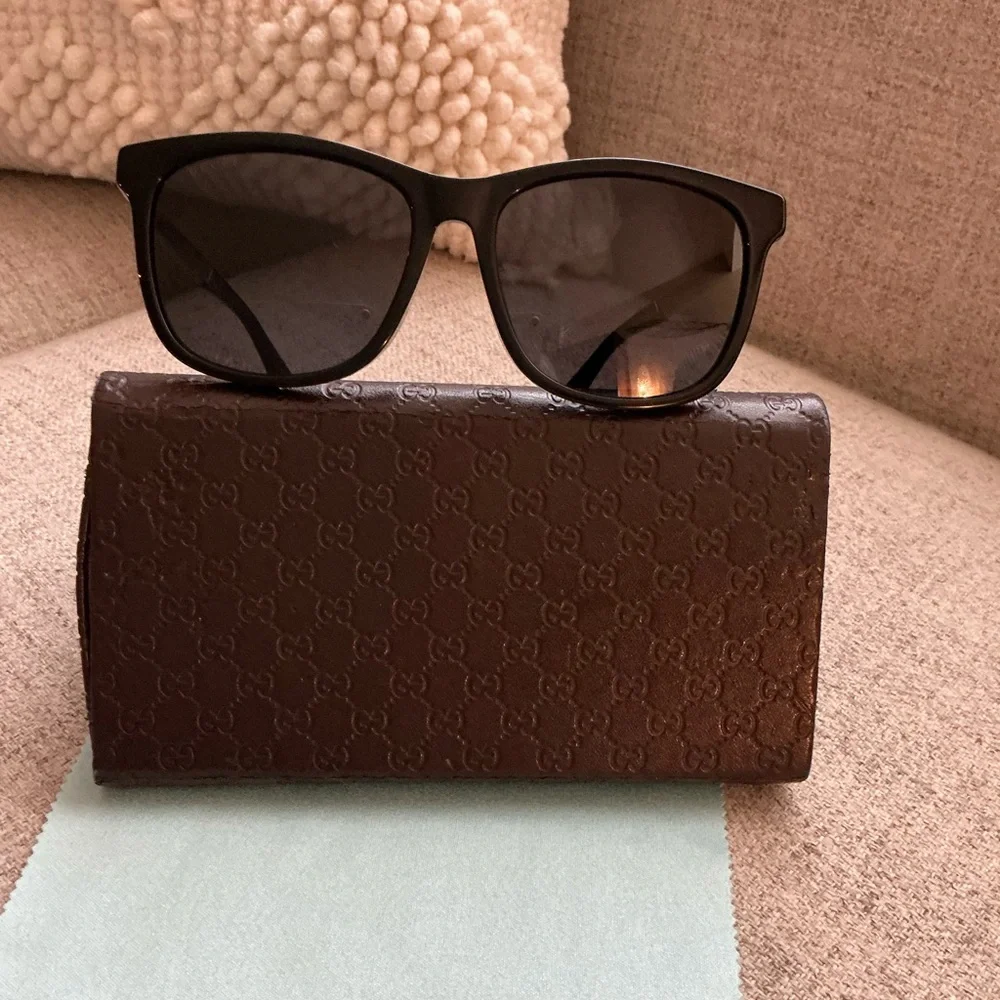 Gucci Black Wayfarer Sunglasses Timeless Design - Picture 2 of 10